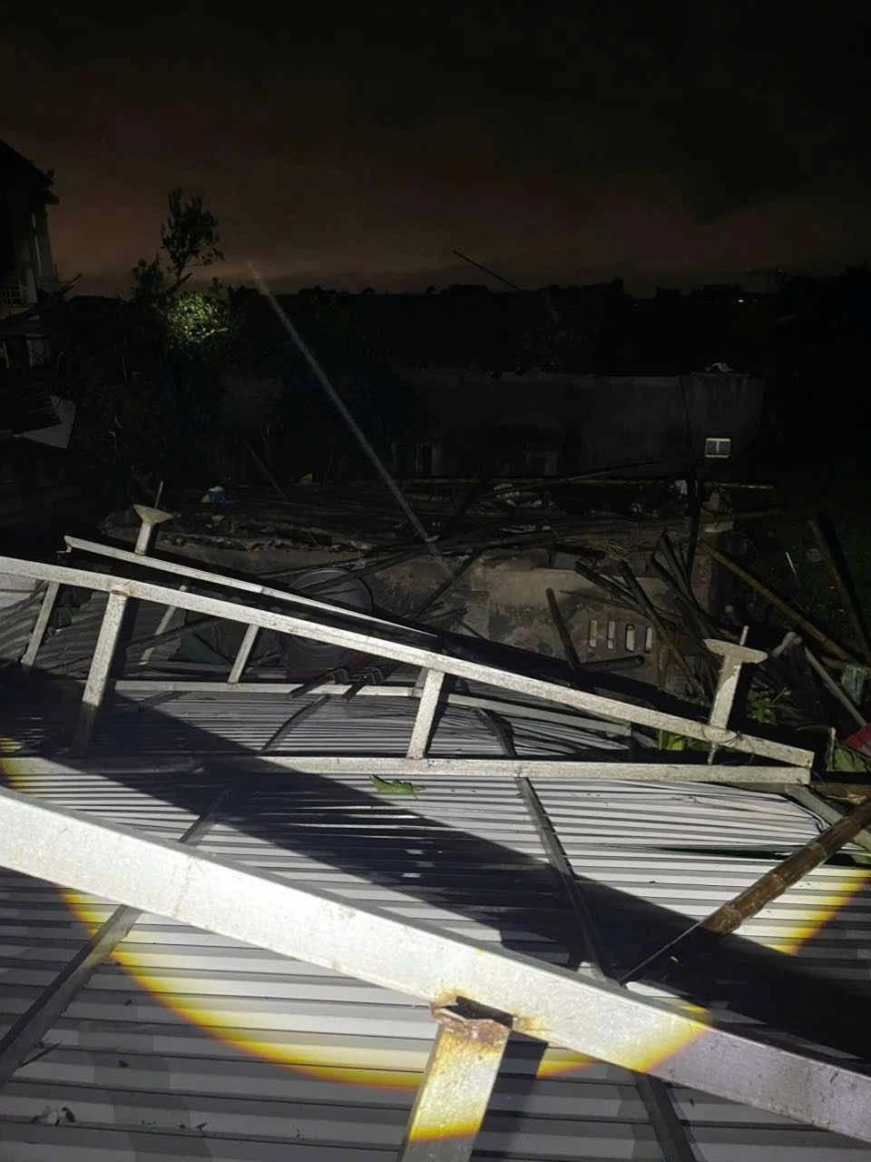 Lốc xoáy kinh hoàng ở Ninh Bình: Chỉ trong 2 phút hàng trăm nhà dân bị hư hại, cả con phố tan hoang - Hình 9