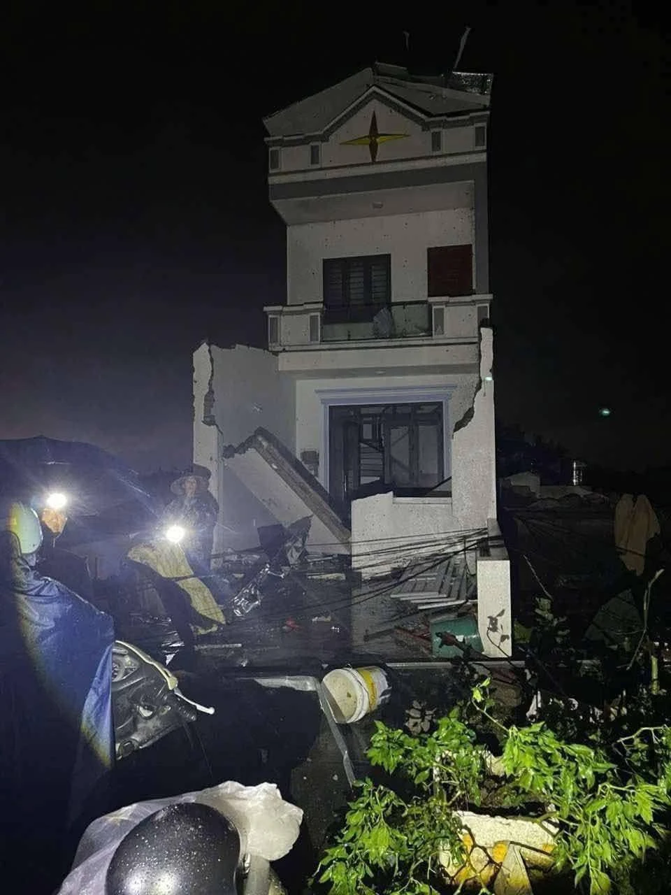 Lốc xoáy kinh hoàng ở Ninh Bình: Chỉ trong 2 phút hàng trăm nhà dân bị hư hại, cả con phố tan hoang - Hình 6