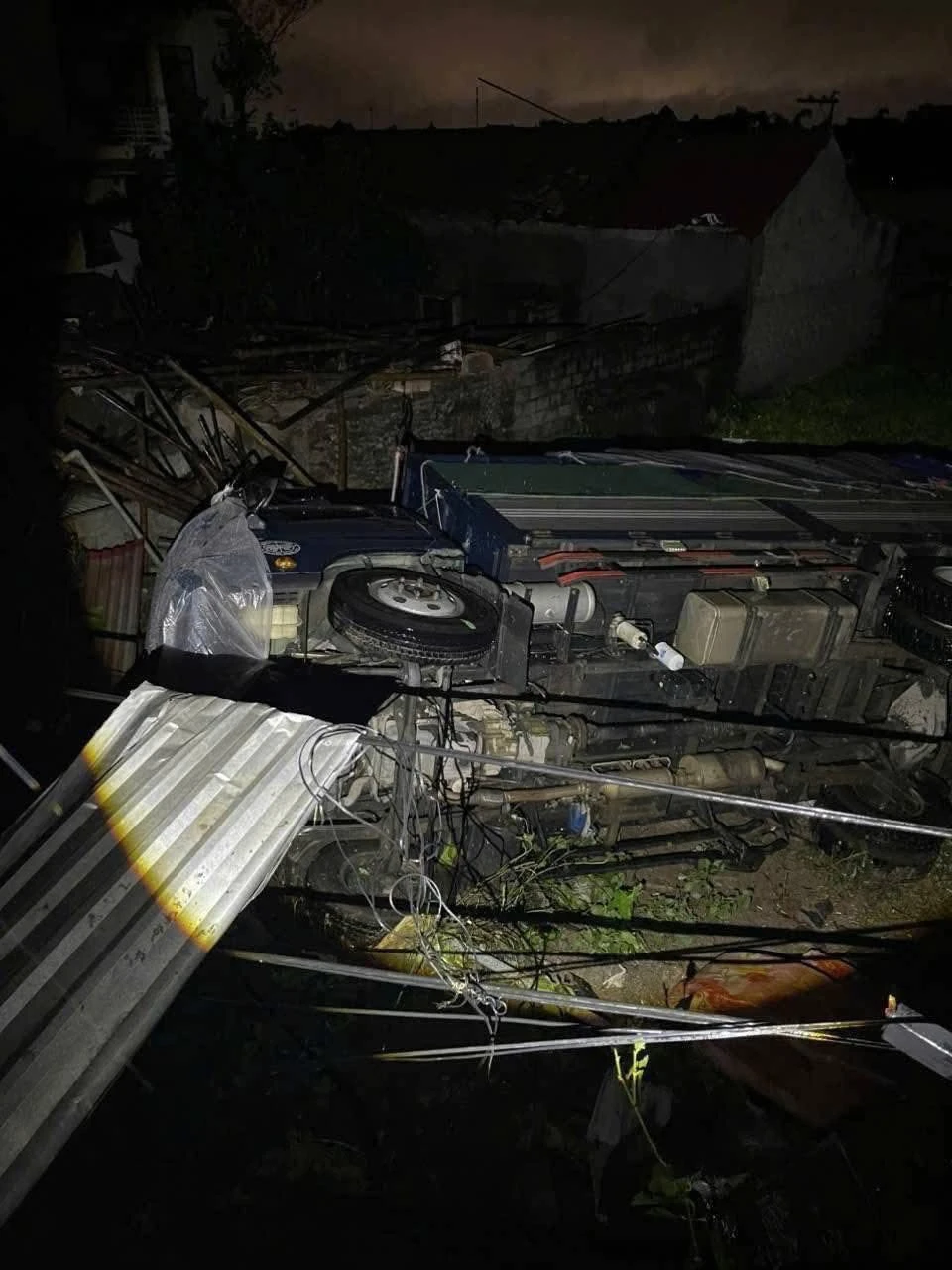 Lốc xoáy kinh hoàng ở Ninh Bình: Chỉ trong 2 phút hàng trăm nhà dân bị hư hại, cả con phố tan hoang - Hình 10