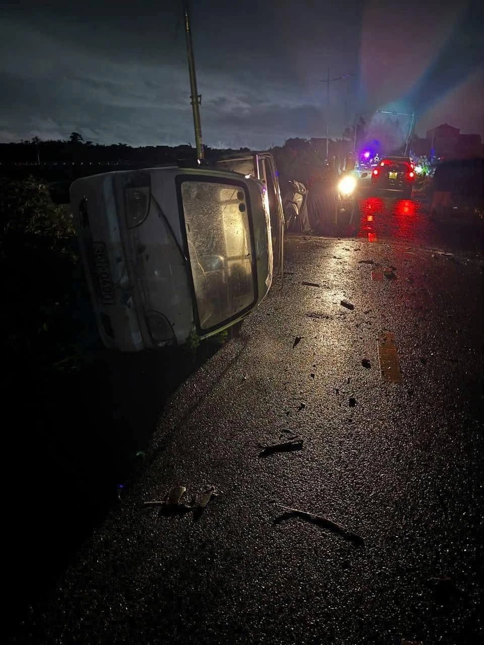 Lốc xoáy kinh hoàng ở Ninh Bình: Chỉ trong 2 phút hàng trăm nhà dân bị hư hại, cả con phố tan hoang - Hình 12