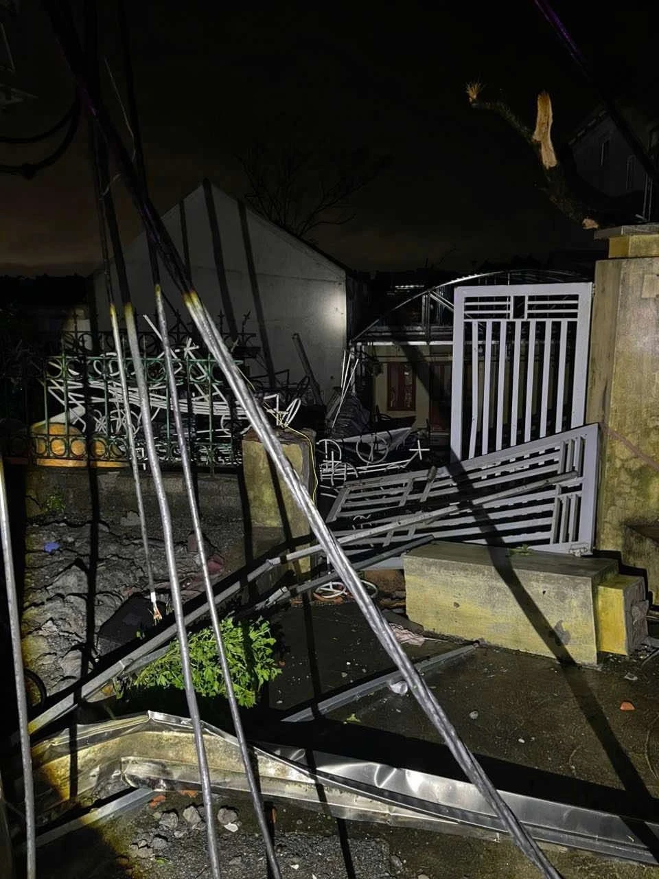 Lốc xoáy kinh hoàng ở Ninh Bình: Chỉ trong 2 phút hàng trăm nhà dân bị hư hại, cả con phố tan hoang - Hình 8