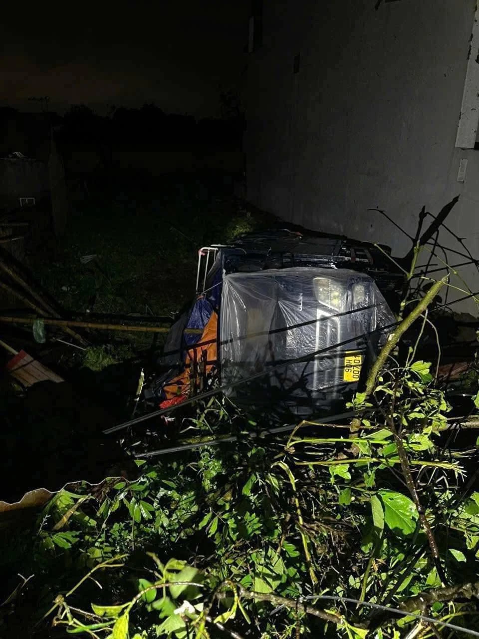 Lốc xoáy kinh hoàng ở Ninh Bình: Chỉ trong 2 phút hàng trăm nhà dân bị hư hại, cả con phố tan hoang - Hình 13