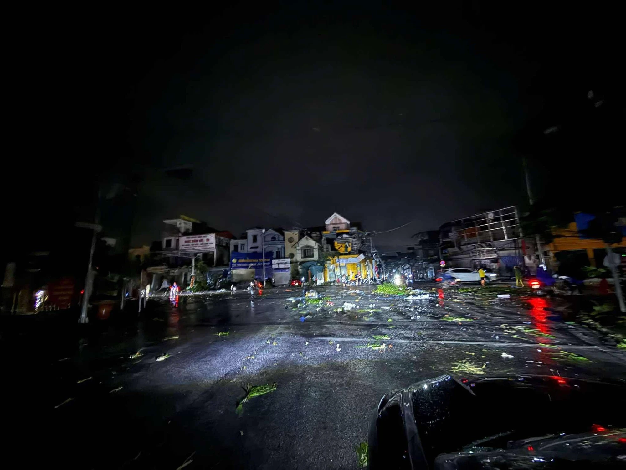 Lốc xoáy kinh hoàng ở Ninh Bình: Chỉ trong 2 phút hàng trăm nhà dân bị hư hại, cả con phố tan hoang - Hình 3