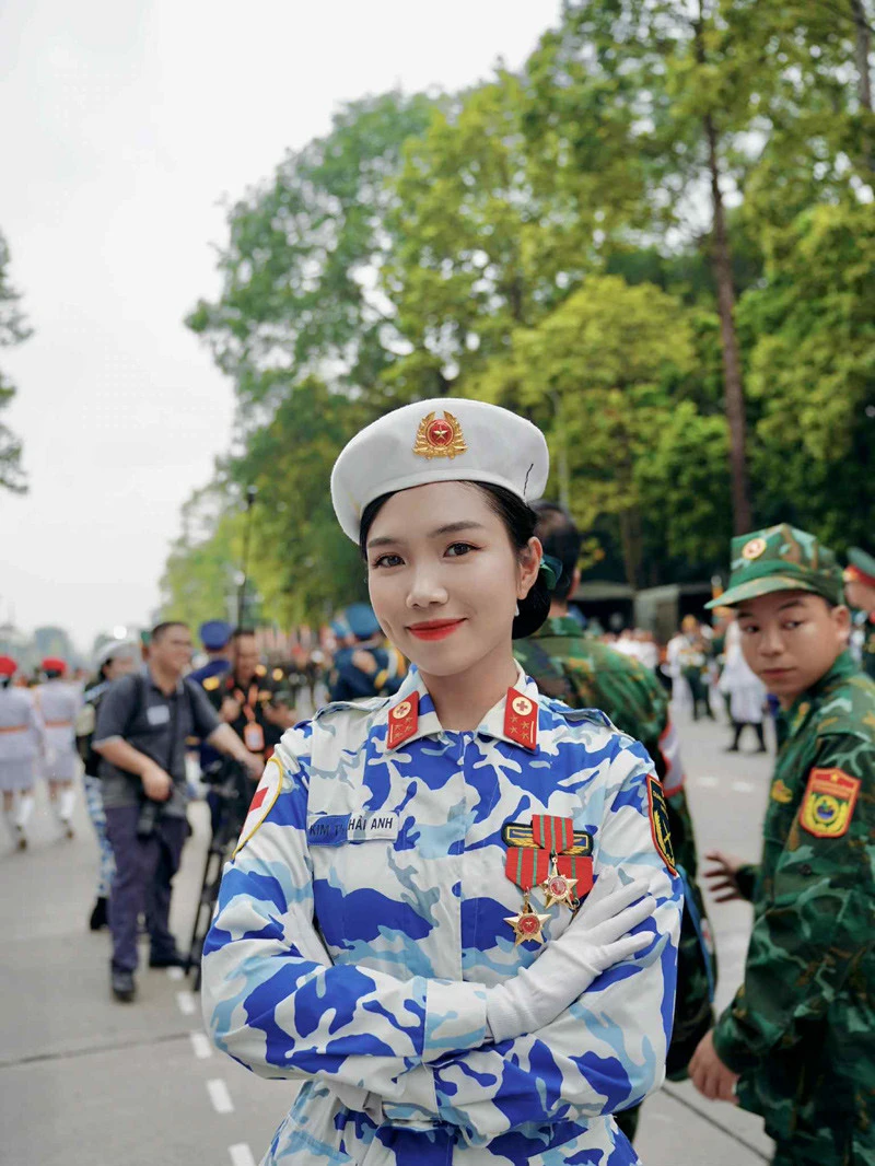 Mạng xã hội dậy sóng vì nữ chiến sĩ cười xinh trong buổi hợp luyện diễu binh - Hình 4