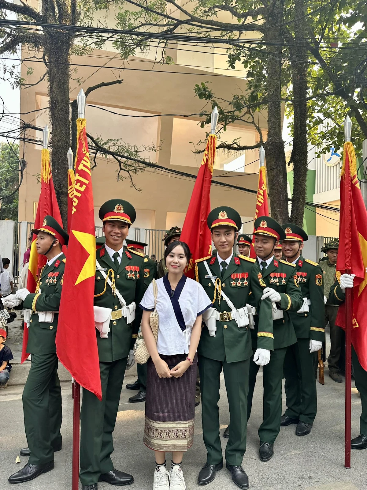 Maysa: Hot girl Lào từ chối du học Mỹ, chọn Việt Nam, nổi bật buổi diễu binh - Hình 9