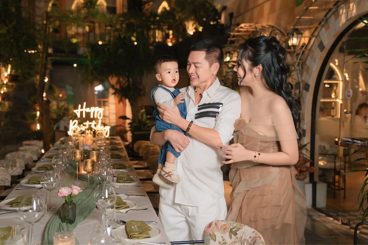Quang Minh lần nữa làm bố bỉm, hạnh phúc bên bạn gái kém 37 tuổi, tình bể bình - Hình 4
