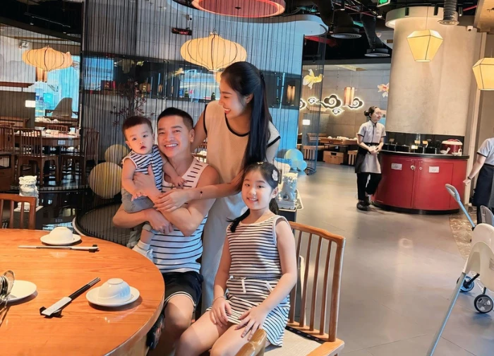 Quang Minh lần nữa làm bố bỉm, hạnh phúc bên bạn gái kém 37 tuổi, tình bể bình - Hình 1