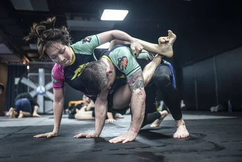 Cô gái MMA hạ thanh niên xăm trổ dưới hầm xe: 1 nghệ sĩ cảm ơn, luật sư nói gì? - Hình 7