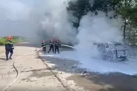 Ô tô 7 chỗ bốc cháy ở khu công nghệ cao, tài xế tiết lộ điều sốc, nghe rùng mình - Hình 5
