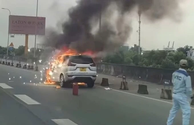 Ô tô 7 chỗ bốc cháy ở khu công nghệ cao, tài xế tiết lộ điều sốc, nghe rùng mình - Hình 3