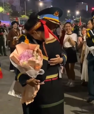 Từ A50 đến A80: Cặp chiến sĩ bất ngờ tỏ tình, cả quảng trường vỡ òa cảm xúc - Hình 6