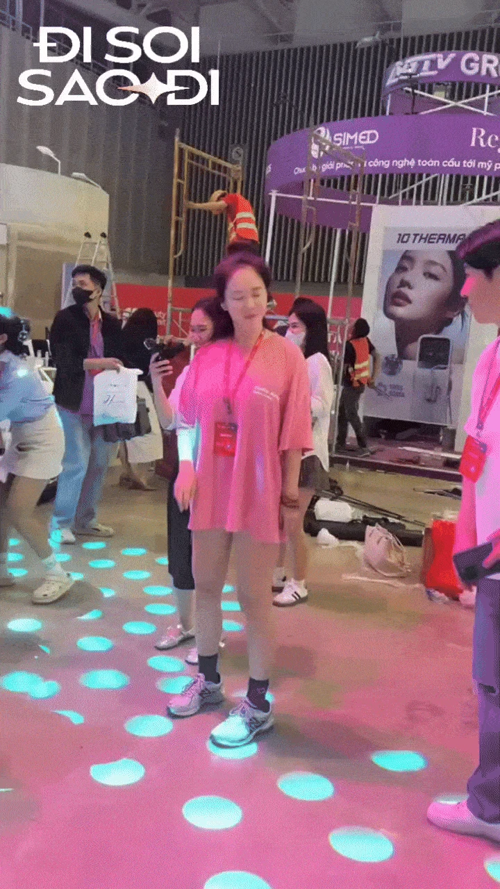 Mợ ngố Song Ji Hyo lộ diện tại TP.HCM: Ảnh cam thường đỉnh cỡ này, còn bà tám với fan như bạn bè - Hình 6