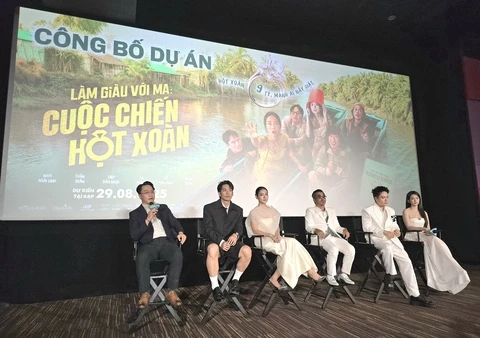 Mưa Đỏ cán mốc 200 tỷ chỉ đứng sau Trấn Thành, 1 diễn viên hé lộ cảnh ngại ngùng - Hình 3