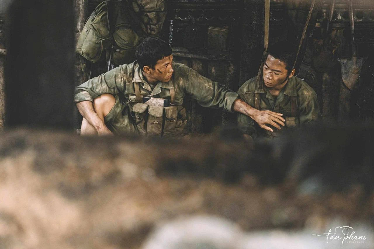 Mưa Đỏ: Rùng mình phân cảnh ăn rắn sống của nhân vật Tấn, nghe số lượng mà ớn! - Hình 2