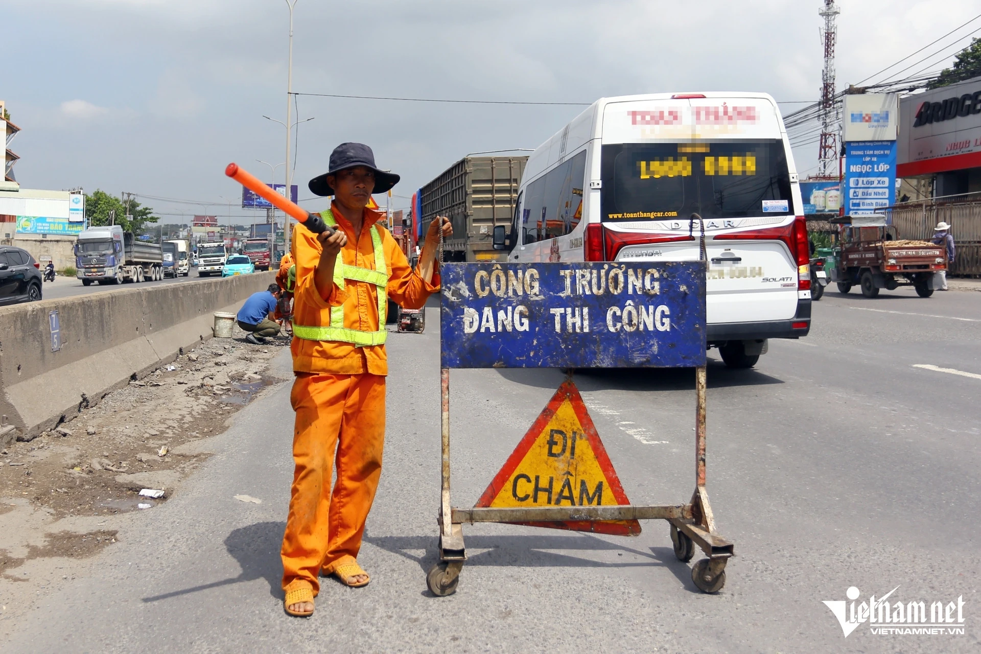 Ô tô chao đảo, tài xế run rẩy trên quốc lộ dày đặc ổ trâu, ô voi - Hình 10