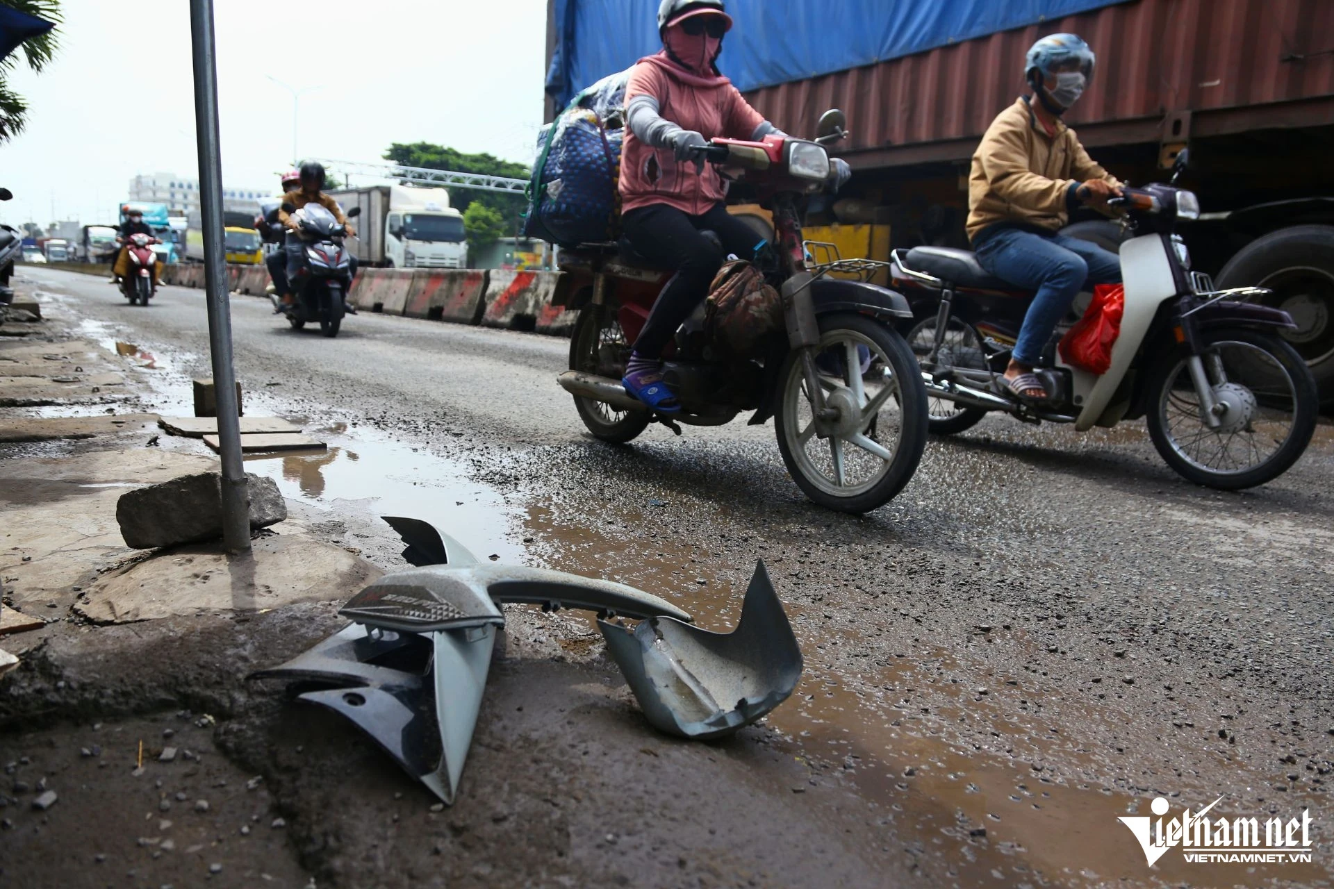 Ô tô chao đảo, tài xế run rẩy trên quốc lộ dày đặc ổ trâu, ô voi - Hình 9