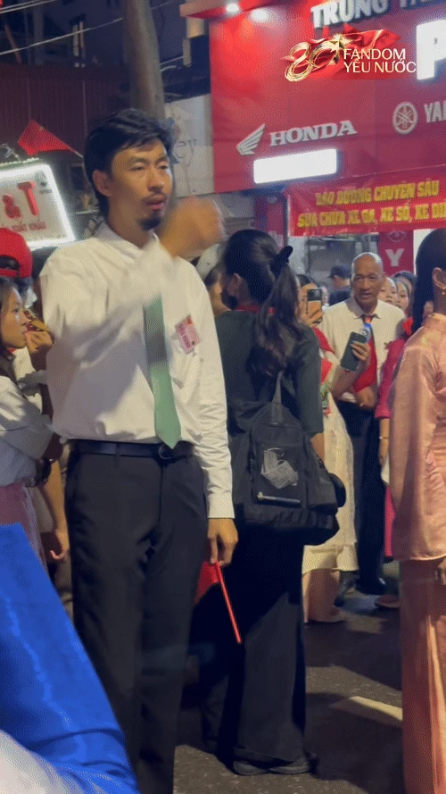 Đen Vâu - Hoàng Thuỳ Linh cười tươi rói, cùng dàn sao tập luyện diễu hành sáng 29/8 tại SVĐ Mỹ Đình - Hình 6