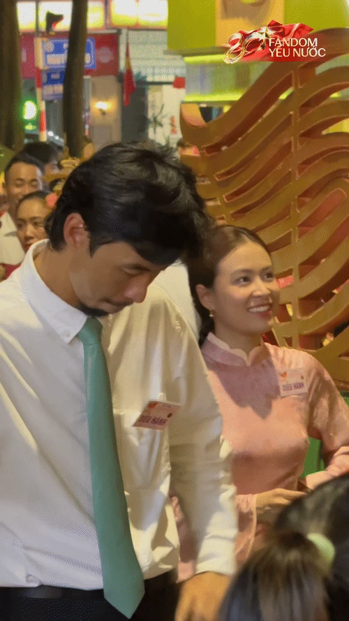 Đen Vâu - Hoàng Thuỳ Linh cười tươi rói, cùng dàn sao tập luyện diễu hành sáng 29/8 tại SVĐ Mỹ Đình - Hình 5