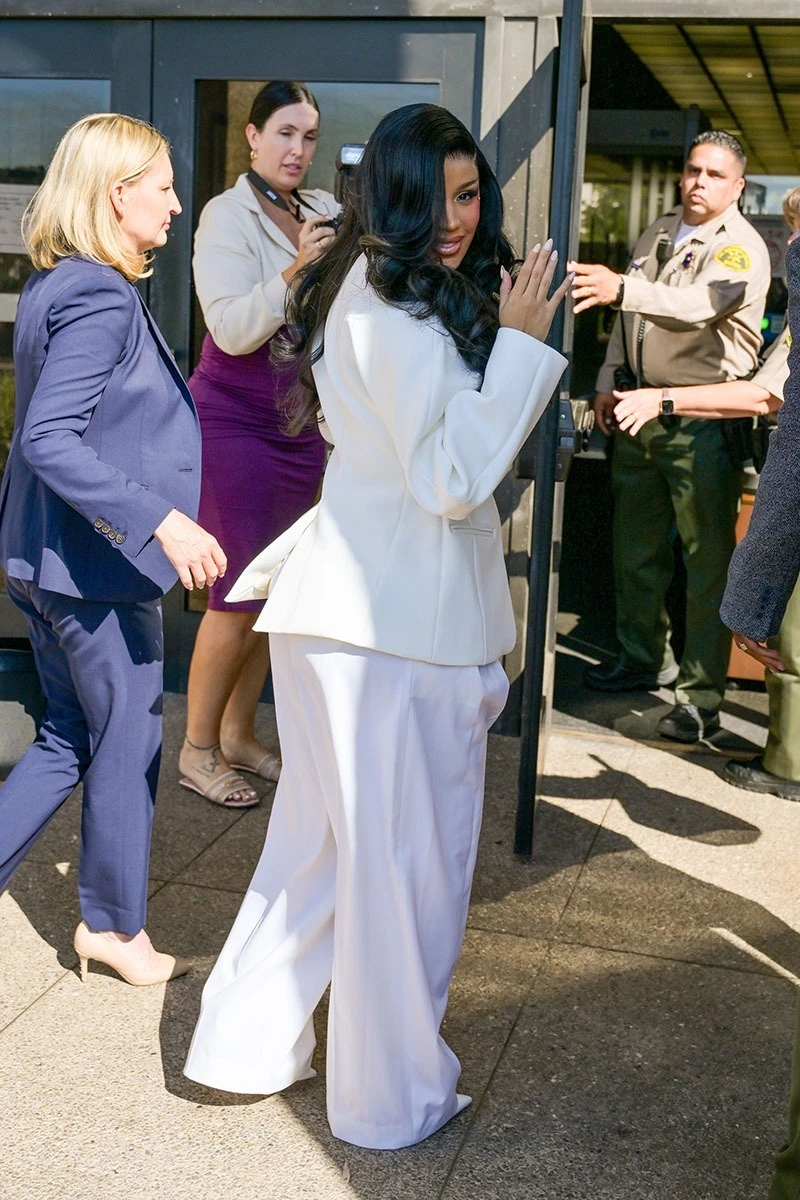 Hơn 10 triệu lượt xem 1 sao nữ trả lời thẩm vấn như bắn rap, đanh đá cợt nhả khó tin trên tòa - Hình 3