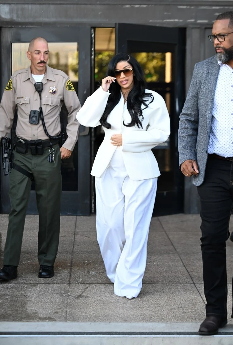 Hơn 10 triệu lượt xem 1 sao nữ trả lời thẩm vấn như bắn rap, đanh đá cợt nhả khó tin trên tòa - Hình 5