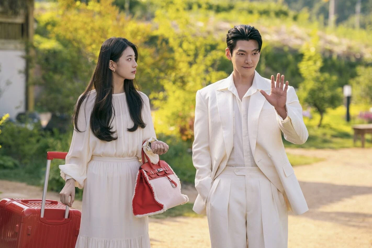 Suzy & Kim Woo Bin tái hợp sau 9 năm, trailer phim mới gây tranh cãi - Hình 2