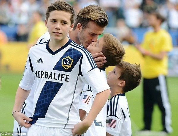 Giữa sóng gió gia tộc Beckham, vợ chồng cậu cả bất hiếu làm gì mà bị ném đá là vô công rỗi nghề? - Hình 3