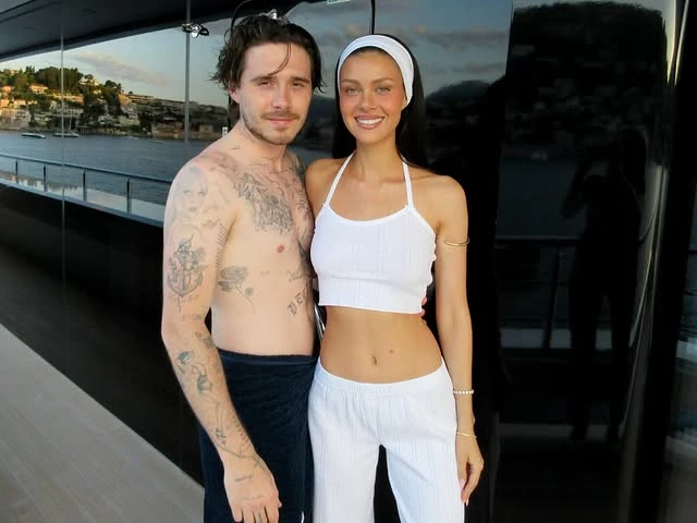 Giữa sóng gió gia tộc Beckham, vợ chồng cậu cả bất hiếu làm gì mà bị ném đá là vô công rỗi nghề? - Hình 2