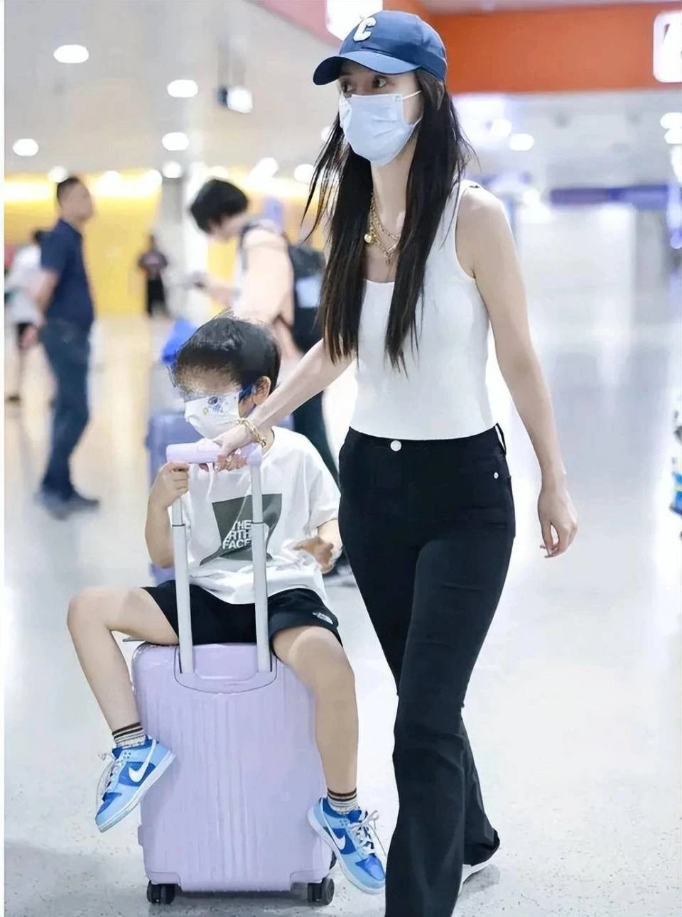 Huỳnh Hiểu Minh bị Angelababy cấm cửa, không cho gặp con, bạn gái cũng đá xéo - Hình 1