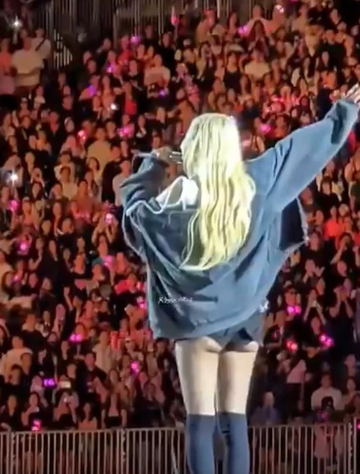 Rosé đốt mắt với outfit hở bạo, rộ nghi vấn nối gót Jennie và Lisa? - Hình 3