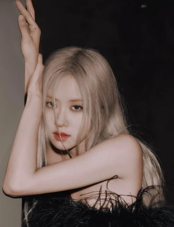 Rosé đốt mắt với outfit hở bạo, rộ nghi vấn nối gót Jennie và Lisa? - Hình 7
