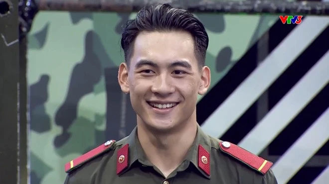 Visual tuyệt đối điện ảnh của nam cảnh vệ 1m85 trong đội hình Công an trình diễn chống khủng bố tại Hồ Gươm - Hình 6