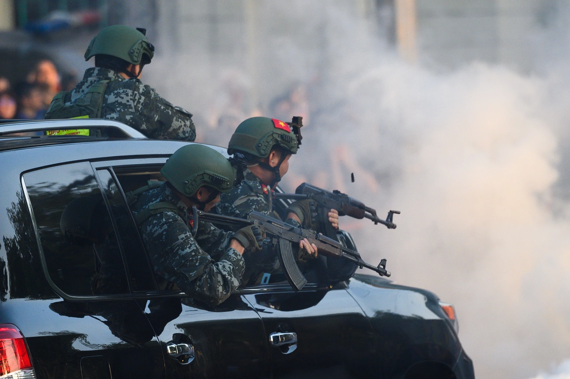 Visual tuyệt đối điện ảnh của nam cảnh vệ 1m85 trong đội hình Công an trình diễn chống khủng bố tại Hồ Gươm - Hình 3