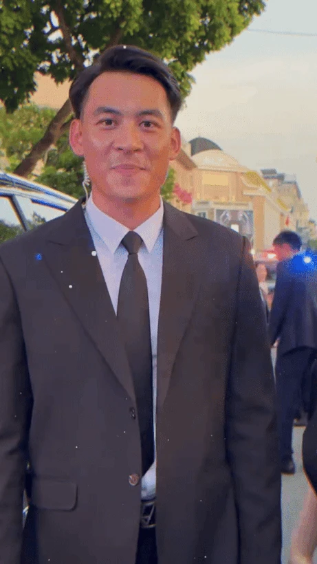 Visual tuyệt đối điện ảnh của nam cảnh vệ 1m85 trong đội hình Công an trình diễn chống khủng bố tại Hồ Gươm - Hình 5