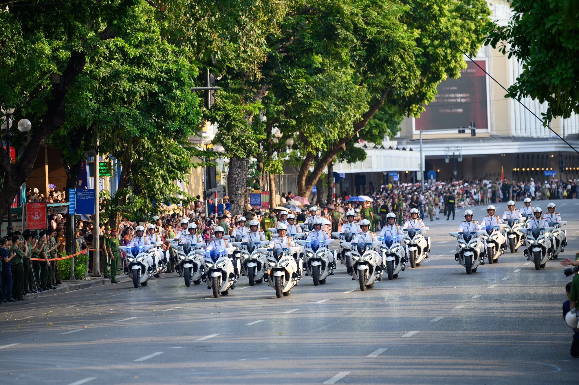 Visual tuyệt đối điện ảnh của nam cảnh vệ 1m85 trong đội hình Công an trình diễn chống khủng bố tại Hồ Gươm - Hình 1