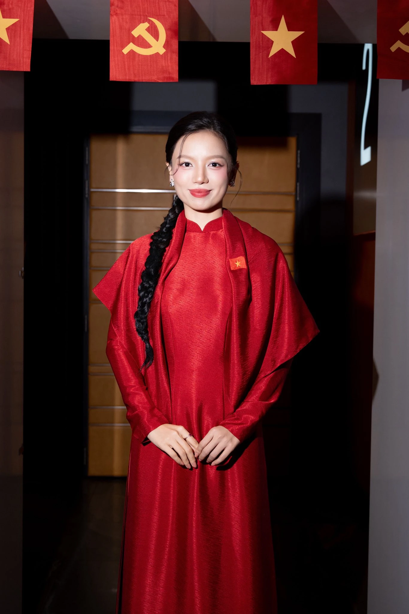 Bóng hồng duy nhất của dàn diễn viên trẻ phim Mưa Đỏ: Để mặt mộc hoàn toàn trên phim, đạo diễn không cho làm 1 điều trước khi quay cảnh tình cảm - Hình 8