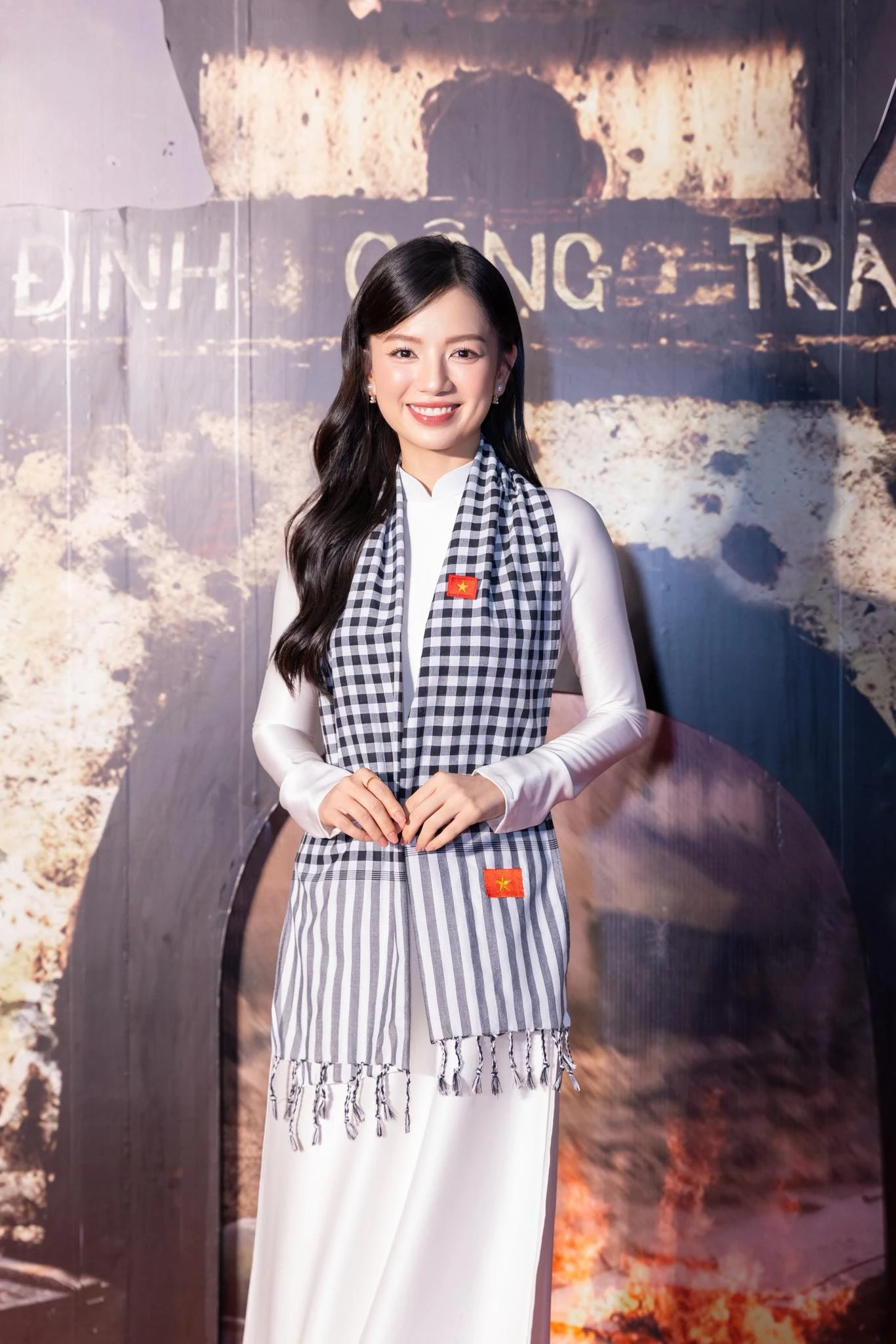 Bóng hồng duy nhất của dàn diễn viên trẻ phim Mưa Đỏ: Để mặt mộc hoàn toàn trên phim, đạo diễn không cho làm 1 điều trước khi quay cảnh tình cảm - Hình 9