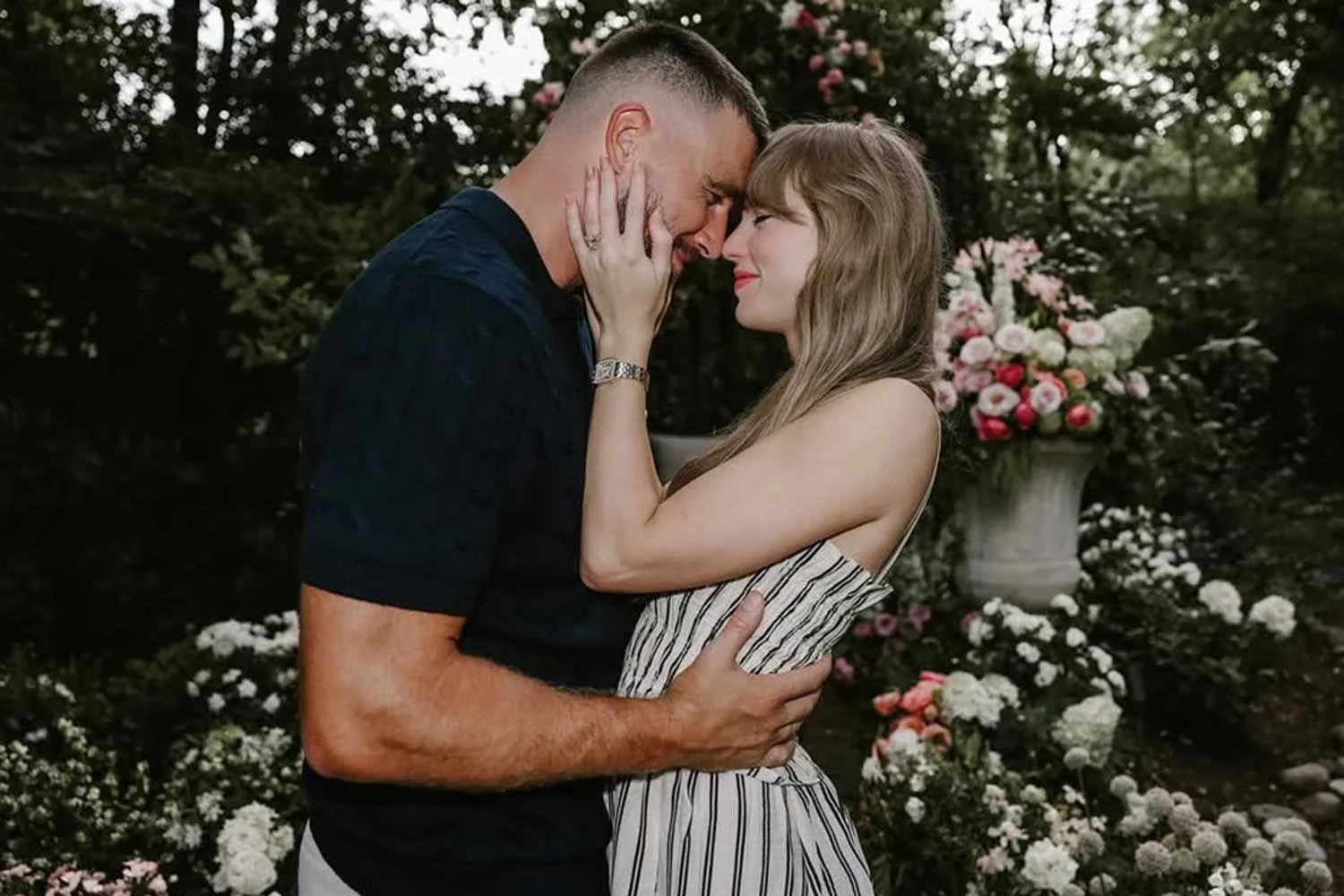Con của Taylor Swift lộ diện trước thềm đám cưới, nhan sắc chuẩn gen trội? - Hình 4