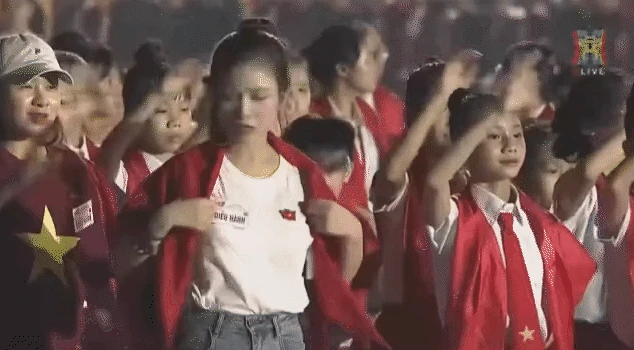 Con cưng của các concert quốc gia: Mỹ nhân có giọng hát miễn chê, visual trẻ đến mức đi lạc vào Khối Thiếu Nhi cũng khó nhận ra - Hình 2