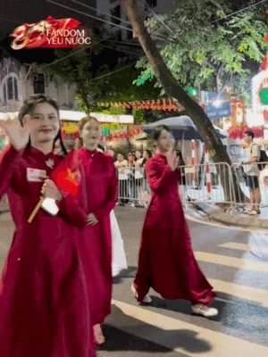 Dàn nghệ sĩ tươi rói trước thềm Tổng duyệt diễu hành 2/9: MONO và Hoà Minzy được người dân vây kín, nữ diễn viên là Thượng uý công an gây sốt! - Hình 1