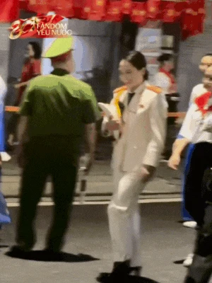 Dàn nghệ sĩ tươi rói trước thềm Tổng duyệt diễu hành 2/9: MONO và Hoà Minzy được người dân vây kín, nữ diễn viên là Thượng uý công an gây sốt! - Hình 21