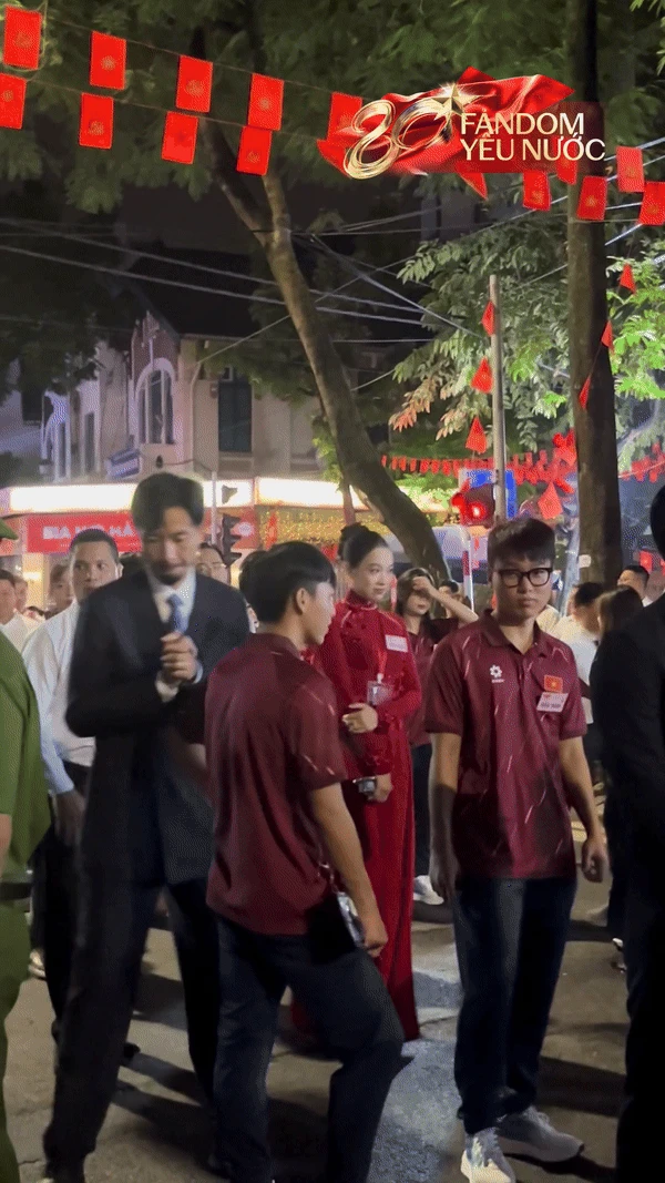 Đen Vâu ghi điểm vì 1 hành động cực tinh tế với chiến sĩ công an làm nhiệm vụ tổng duyệt A80 - Hình 1