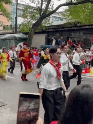 Khối nghệ sĩ thi nhau chạy marathon giữa tổng duyệt, ai chứng kiến cũng phải bật cười: Chuyện gì đây? - Hình 2