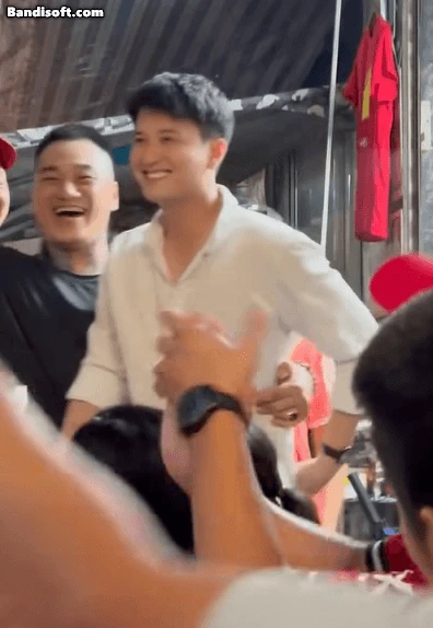 Mỹ nam Vbiz đi xem Tổng duyệt A80 mà viral khắp MXH: Cười lên đẹp phát sáng, chị em thi nhau nhường chỗ - Hình 2