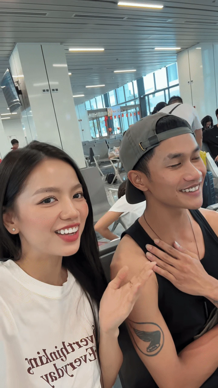 Mỹ nhân Mưa Đỏ hát chơi chơi ca khúc hot nhất 2/9 mà được khen tới tấp, visual trời sinh một cặp với nam chính - Hình 1
