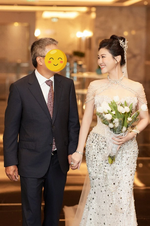 Quế Trân lộ ảnh chồng đại gia, có 7000 tỷ, là thạc sỹ, biết tuổi mới sốc? - Hình 1