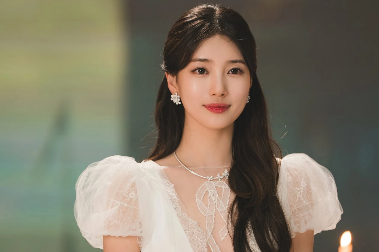 Suzy lộ hint lên xe hoa với tỷ phú Hàn Quốc, lộ danh tính ví như Song Joong Ki? - Hình 5