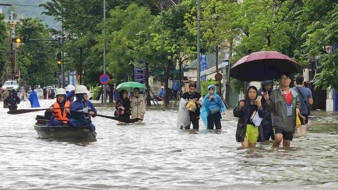 Thời điểm bão số 6 vào đất liền, mưa lớn trút xuống diện rộng, giống bão số 5? - Hình 7