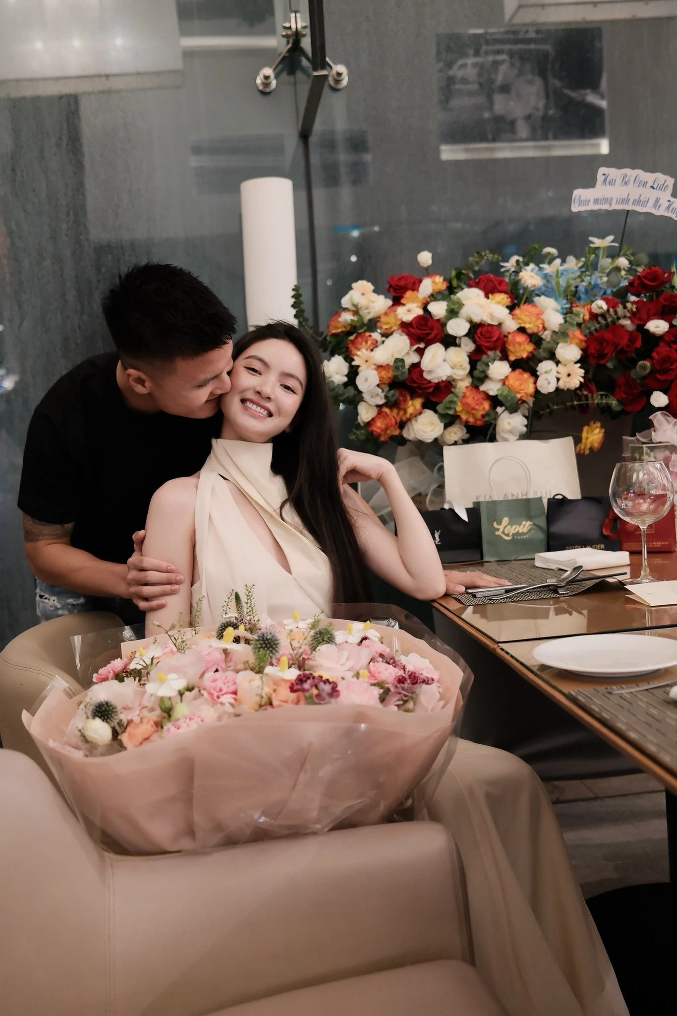 Vợ Quang Hải đổi mood chóng mặt: Lên sân bóng là mẹ bỉm giản dị, lên đồ tiệc tùng lại sang chảnh hết nấc - Hình 5