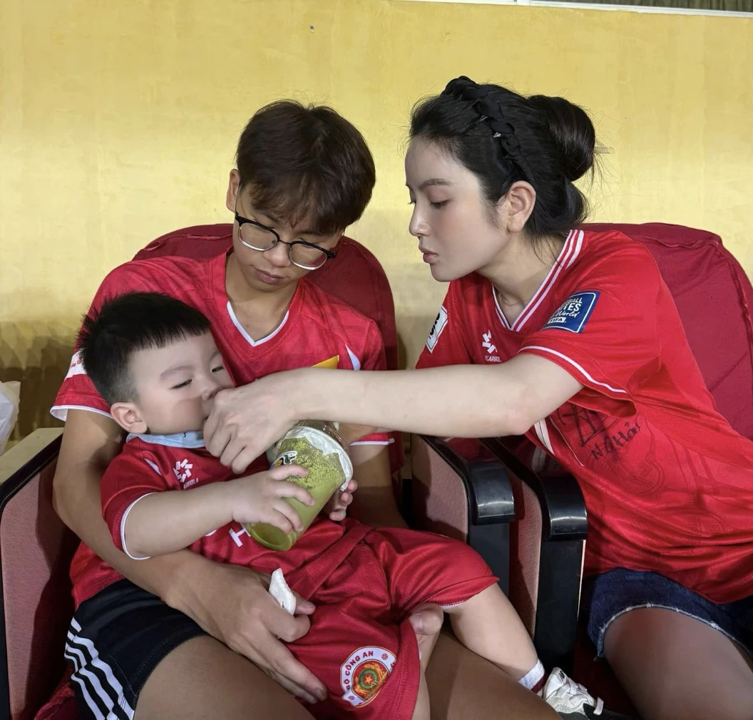 Vợ Quang Hải đổi mood chóng mặt: Lên sân bóng là mẹ bỉm giản dị, lên đồ tiệc tùng lại sang chảnh hết nấc - Hình 1