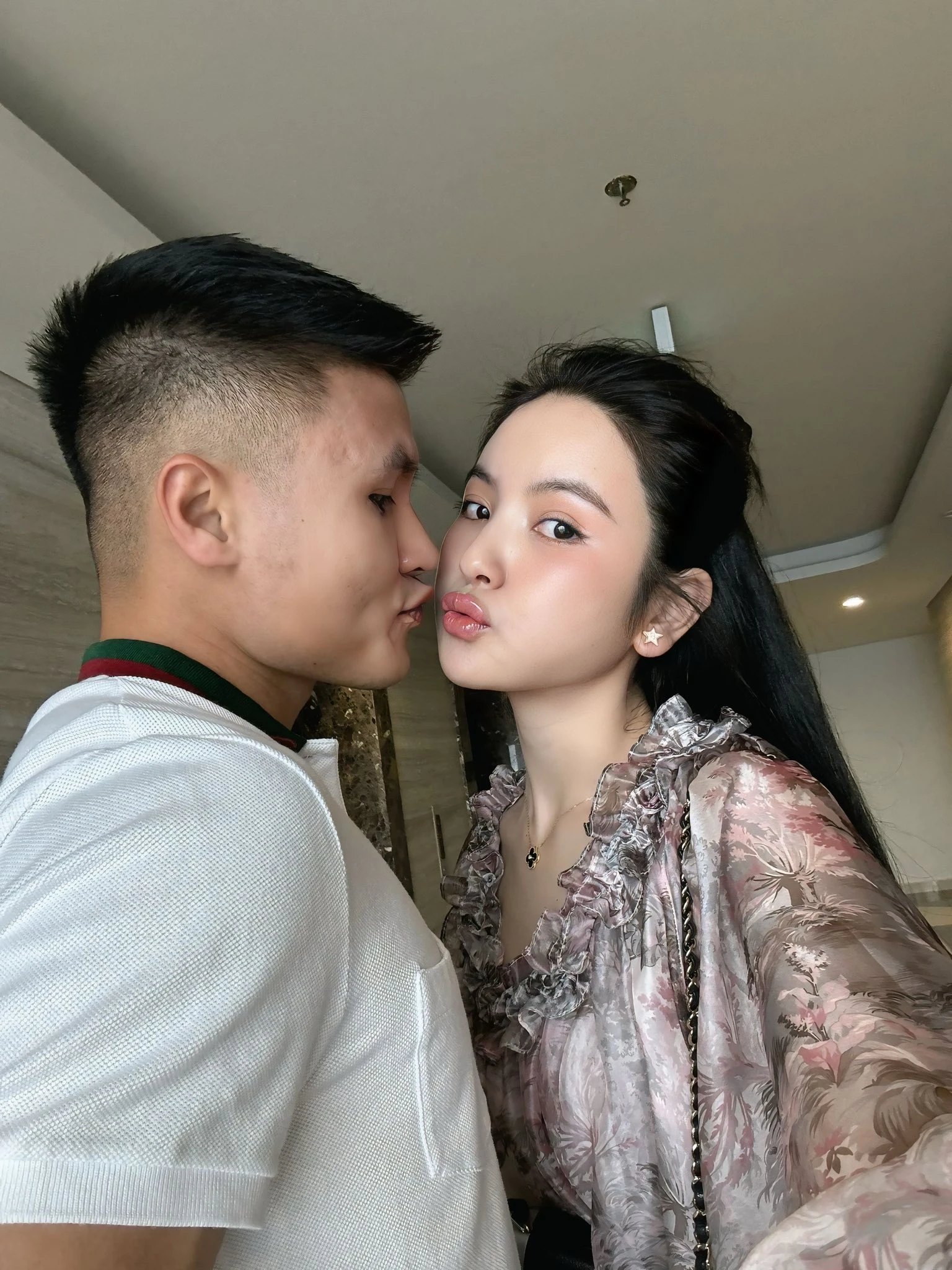 Vợ Quang Hải đổi mood chóng mặt: Lên sân bóng là mẹ bỉm giản dị, lên đồ tiệc tùng lại sang chảnh hết nấc - Hình 3